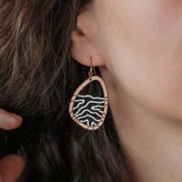 Weiße Schweizer Terranova-Ohrringe aus Holz