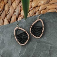 Schwarze Terranova-Ohrringe aus Schweizer Holz