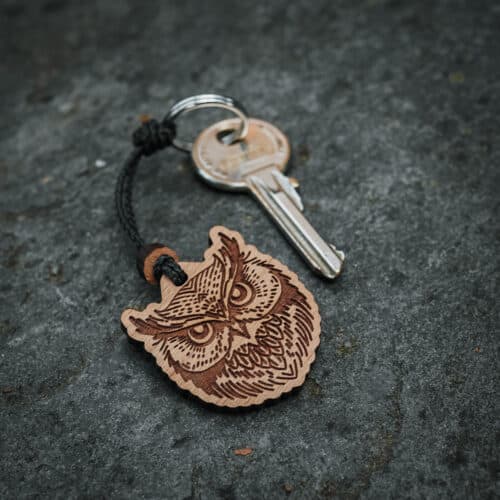 Porte clés en bois suisse avec design hibou