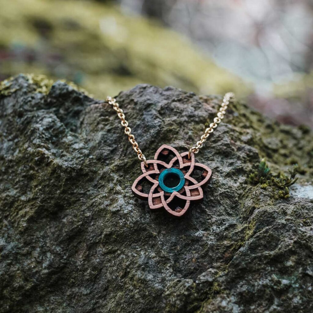 Nuove funzionalità 9 Collana Primavera in legno turchese con motivo floreale