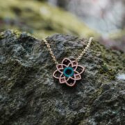 Halskette aus Holz, Primavera blau-türkis Primavera türkisblaue Holzkette mit Blumenmuster
