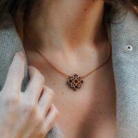 Collier en bois Primavera terracotta au motif floral