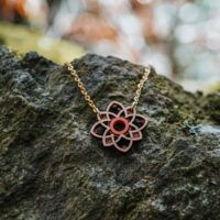 Collier en bois Primavera terracotta au motif floral