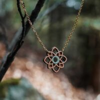 Collier en bois Primavera vert pastel au motif floral