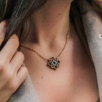 Collier en bois Primavera vert pastel au motif floral