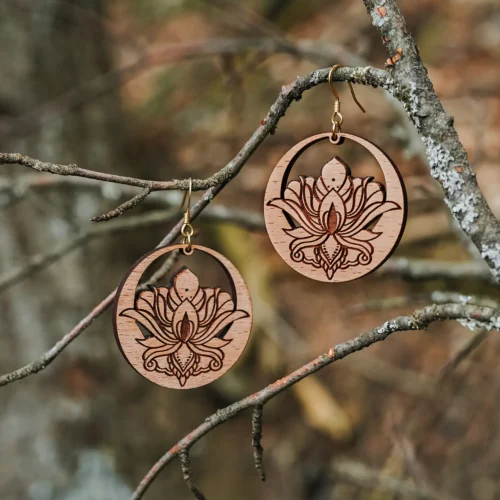 Orecchini in legno Amaryn con disegno floreale