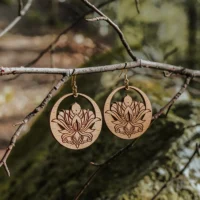 Amaryn wooden earrings with a floral design