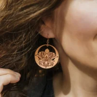 Amaryn wooden earrings with a floral design