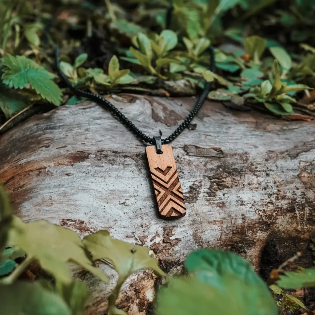 Nuove funzionalità 5 Collana in legno svizzero Kryss da uomo dal design moderno e maschile