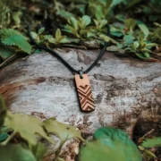 Collier en bois suisse pour homme Kryss au design moderne et masculin