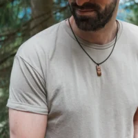 Collana in legno svizzero soleggiato per uomo, paesaggio montano