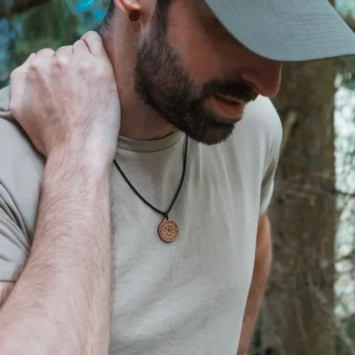 Collier en bois suisse pour homme viking Vegvisir