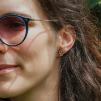 Orecchini a bottone in legno svizzero con motivo a teschio messicano