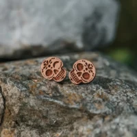 Orecchini a bottone in legno svizzero con un teschio messicano ammiccante