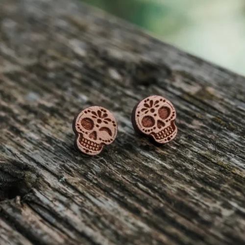 Clous d'oreilles en bois suisse au design de tête de mort mexicaine faisant un clin d'oeil