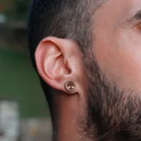 Clous d'oreilles en bois au design d'arbre de vie