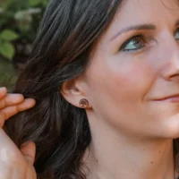 Clous d'oreilles en bois au design d'arbre de vie