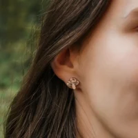 Orecchini a bottone in legno a forma di fungo - 1 Orecchini in legno svizzero con design a forma di fungo