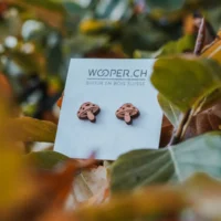 Orecchini a bottone in legno a forma di fungo - 3 un paio di orecchini a forma di fungo su un albero frondoso