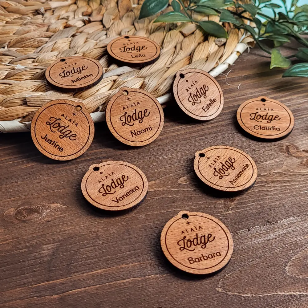 Badge o spille in legno personalizzate per Alaïa Lodge con i nomi dei dipendenti