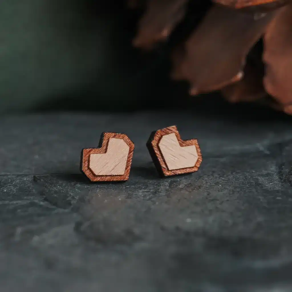 Nuove funzionalità 9 Orecchini a bottone in legno svizzero con motivo a cuore