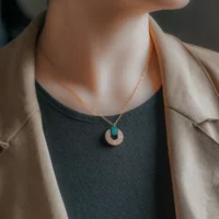 Collier en bois suisse Upsylon, design moderne et épuré inspiré de la période Art Déco