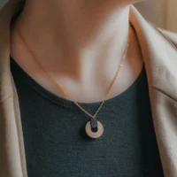 Collier en bois suisse Upsylon, design moderne et épuré inspiré de la période Art Déco