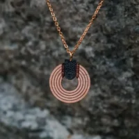 Collier en bois suisse Upsylon, design moderne et épuré inspiré de la période Art Déco