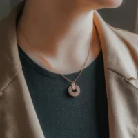Collier en bois suisse Upsylon, design moderne et épuré inspiré de la période Art Déco