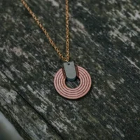 Collier en bois Upsylon, design moderne et épuré inspiré de la période Art Déco