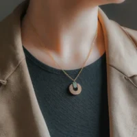 Collier en bois Upsylon, design moderne et épuré inspiré de la période Art Déco