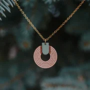 Collier-en-bois-upsylon-vert-sauge Collier en bois Upsylon, design moderne et épuré inspiré de la période Art Déco