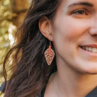 Orecchini in legno svizzero selvaggio, ispirati alla stampa leopardata