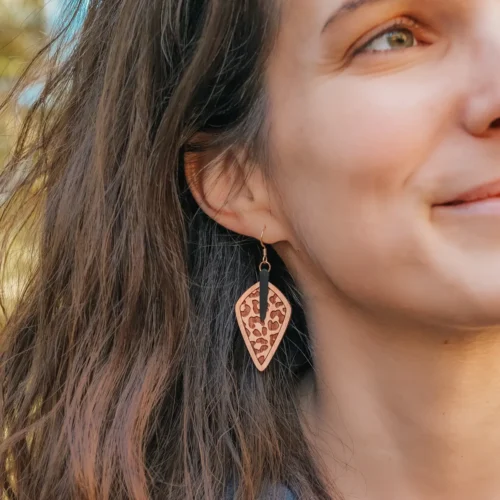 Boucles d'oreilles en bois suisse Wild, inspirée des motifs léopard