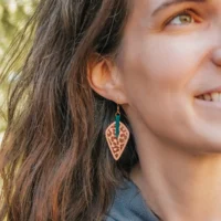 Orecchini in legno svizzero selvaggio, ispirati alla stampa leopardata