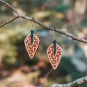 Orecchini in legno selvatico 4 Orecchini in legno svizzero selvaggio, ispirati alla stampa leopardata
