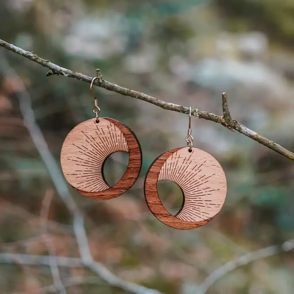 Nuove funzionalità 5 Orecchini in legno Eclipse, design ispirato alla luna, gioielli naturali incisi realizzati in Svizzera