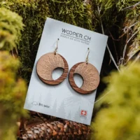 Orecchini in legno Eclipse, design ispirato alla luna, gioielli naturali incisi realizzati in Svizzera