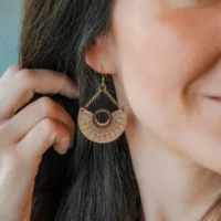 Ohrringe aus Holz mit Mondmotiv, gravierter Naturschmuck aus der Schweiz