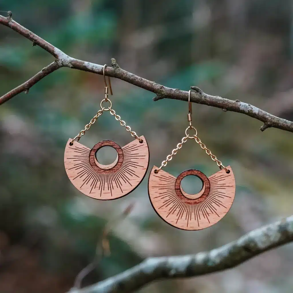 Nuove funzionalità 4 Orecchini in legno Moonrise, design ispirato alla luna, gioielli naturali incisi realizzati in Svizzera
