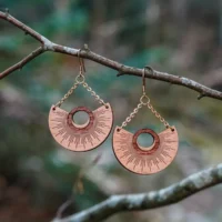 Ohrringe aus Holz mit Mondmotiv, gravierter Naturschmuck aus der Schweiz