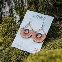 Ohrringe aus Holz mit Mondmotiv, gravierter Naturschmuck aus der Schweiz
