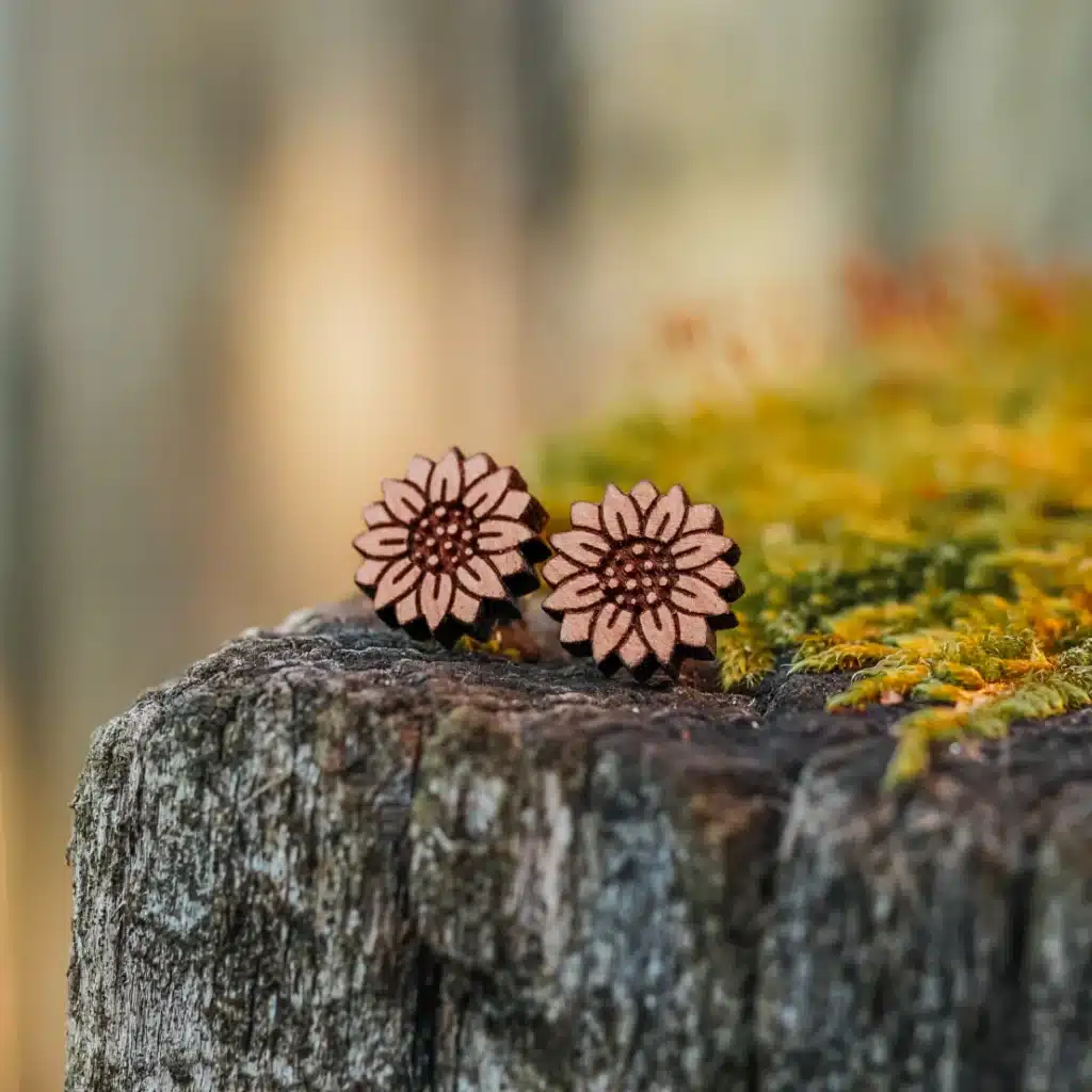 Nuove funzionalità 6 Orecchini a bottone in legno a forma di girasole, gioielli floreali incisi e naturali realizzati in Svizzera