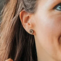 clous-oreilles-bois-tournesol-3 Clous d’oreilles en bois en forme de tournesol,Bijou floral gravé et naturel fabriqué en Suisse