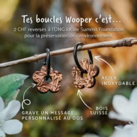 Daisy Holzohrringe, graviertes Laubmuster, zarte Blütenform, einfaches Juwelen in der Schweiz hergestellt