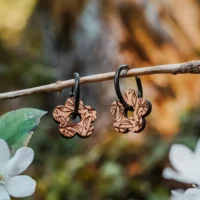 Daisy Holzohrringe, graviertes Laubmuster, zarte Blütenform, einfaches Juwelen in der Schweiz hergestellt