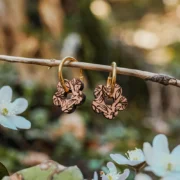 Base-créoles-boucles-oreilles-en-bois-daisy-5-2 Boucles d’oreilles en bois Daisy, motif feuillage gravé, forme fleur délicate, bijou nature fabriqué en Suisse
