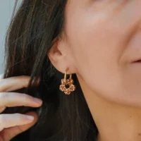 Gänseblümchen-Ohrringe aus Holz, Blütenform mit eingravierten Herzmotiven, Frühlingsschmuck aus der Schweiz