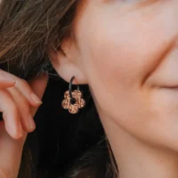 Daisy Holzohrringe, graviertes Laubmuster, zarte Blütenform, einfaches Juwelen in der Schweiz hergestellt