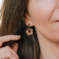 Gänseblümchen-Ohrringe aus Holz, graviert mit einem abstrakten Wellenmuster, Naturblumenschmuck aus der Schweiz